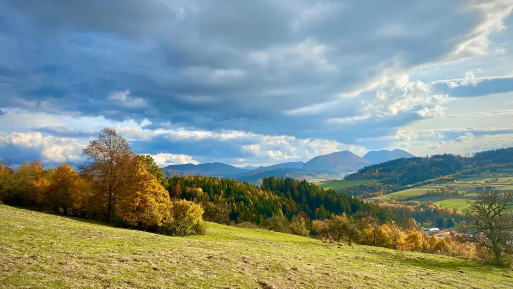 Tradičná koliba v Papradne so živou ľudovou hudbou a možnosťou jazdy na koni