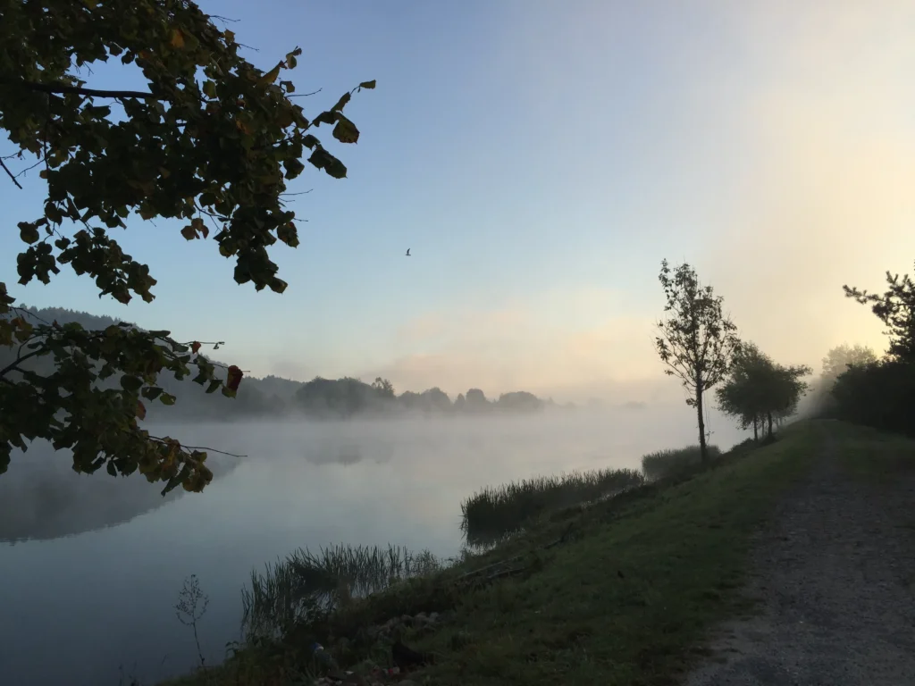 Malebná turistická trasa v Súľovských skalách, známa svojimi unikátnymi skalnými útvarmi.